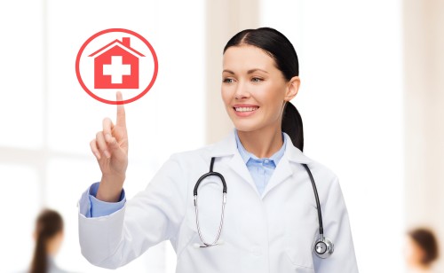 Kobieta doktor w fartuchu wskazująca palcem na czerwone logo
